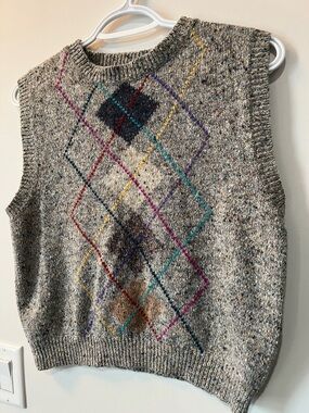 Super cute women’s vintage sweater vest